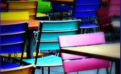 "Hannover: colorful chair-parade 25.605.15" von Juergen Kurlvink auf flickr.com