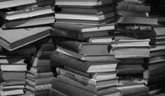 "books in a stack" von austinevan auf flickr.com