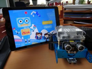 mBot vor Tablet mit mblockly Software