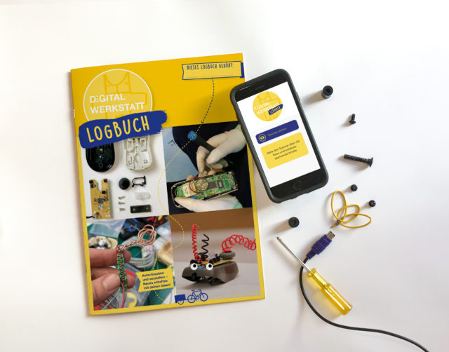 Das gelbe Logbuch auf einem schwarzen Tisch mit Smartphone und Scanner App