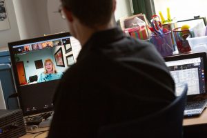 Lehrerin im Online-Unterricht