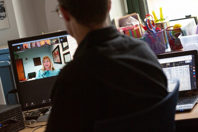 Lehrerin im Online-Unterricht